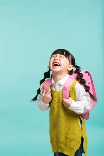 大笑的背书包的小女孩