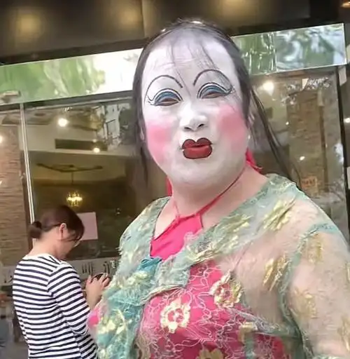 浙江一大妈浓妆艳抹出门穿搭风格引争议网友道出真相让人破防