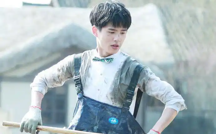 娱眼聊娱乐—单眼皮男生大火刘昊然的泡泡眼会不会改变人们的审美