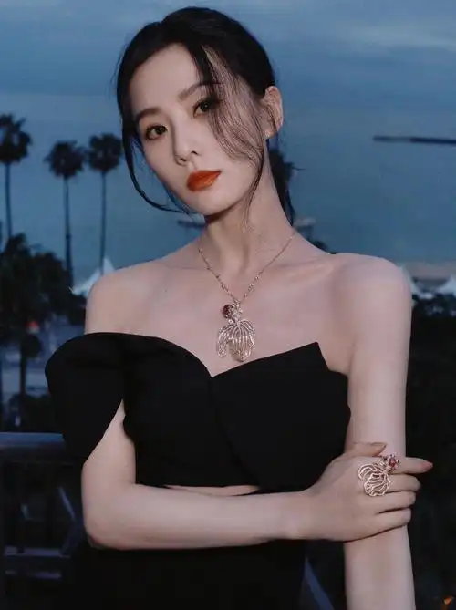 刘诗诗金鱼项链##刘诗诗亮相戛纳