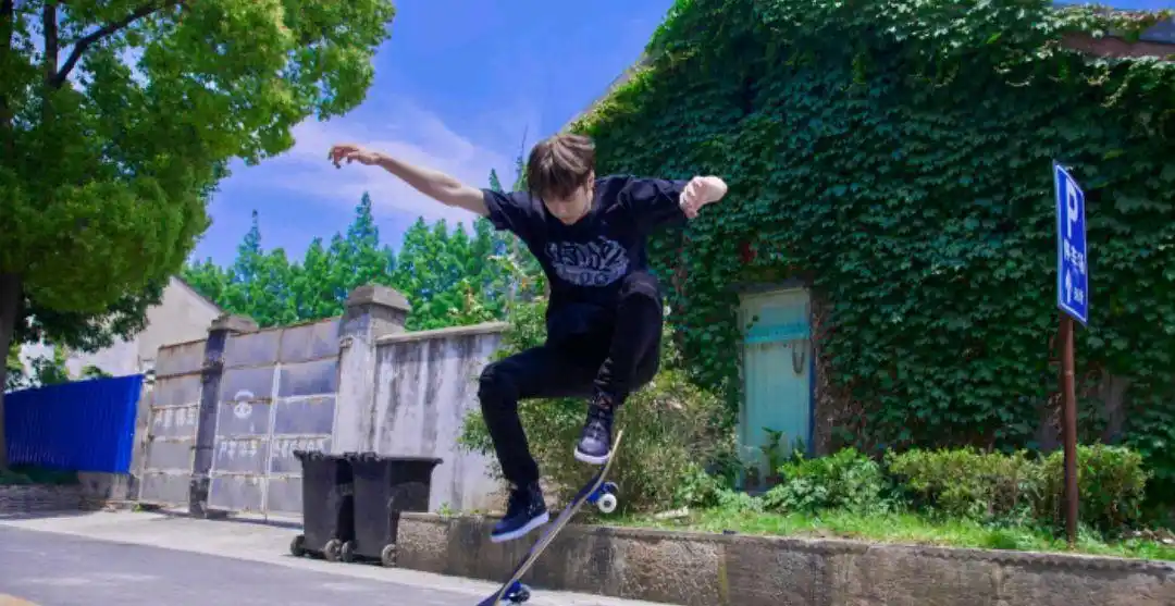 滑板少年王一博,穿搭街头运动风格,搭配颜色清新帅气!