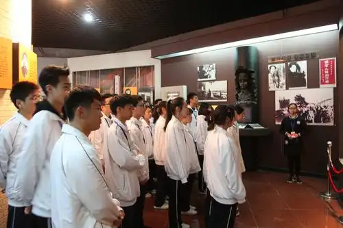 大众工业学校——青年党校学员祭扫嘉定区革命烈士陵园活动