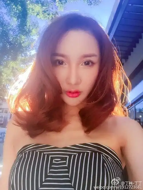 丁祎是美女汽车车模.毕业于专业为服装表演系.