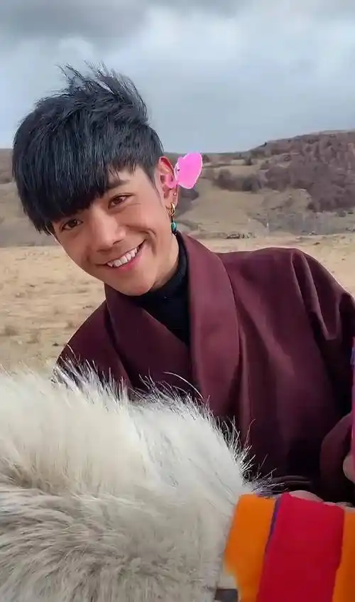 正是因为丁真的突然走红,很多艺人和选秀节目开始蹭