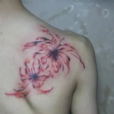 好看的肩部彼岸花纹身图案