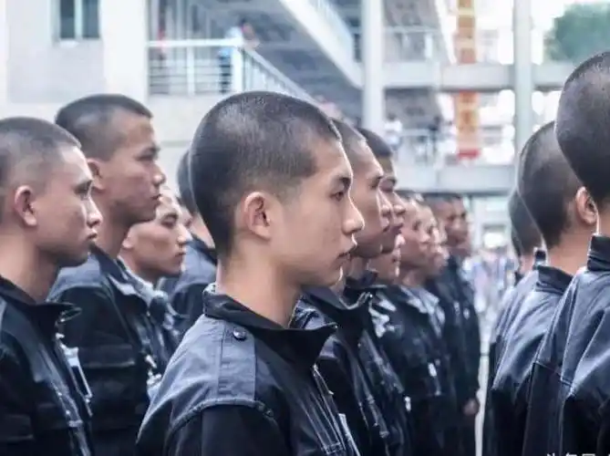 帅气! 广州某高校军训期间男生全部被剃寸头