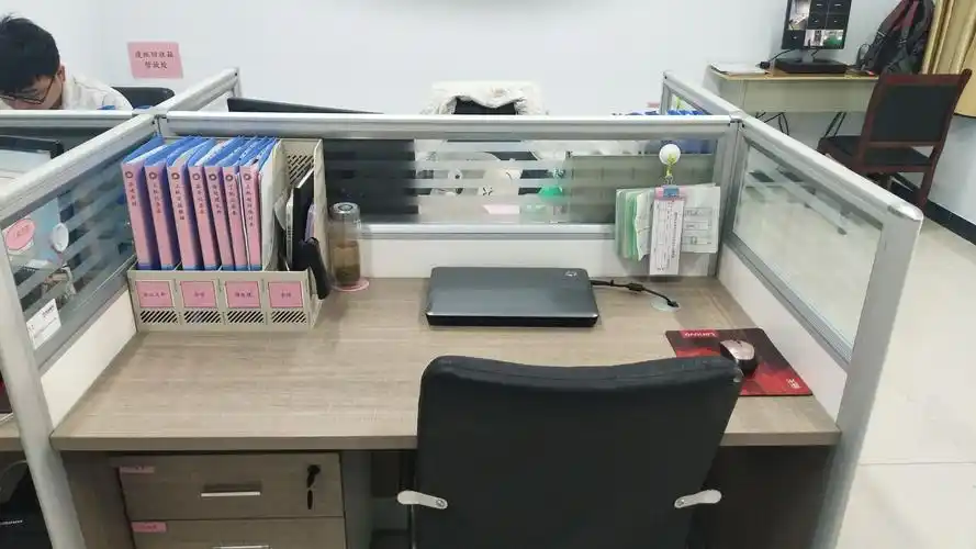 干净整洁的办公桌