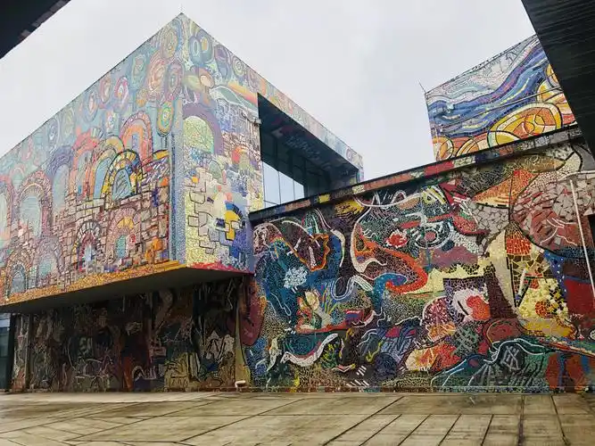 罗中立美术馆炫彩魅力尽显艺术风情