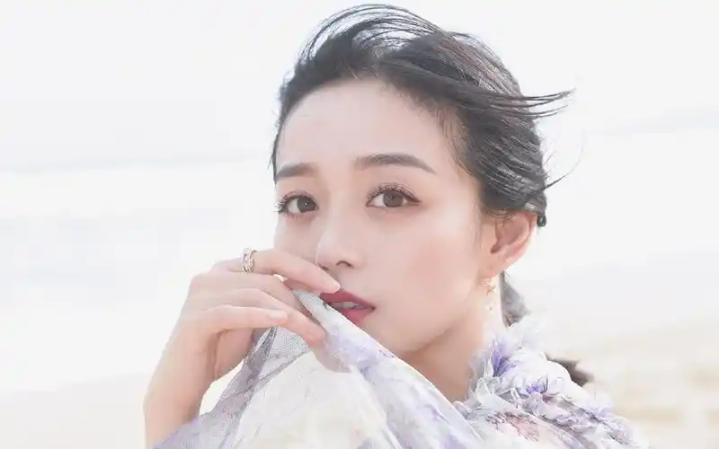 何泓姗清新灵动写真桌面壁纸