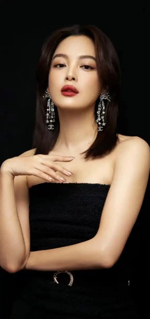 身穿黑色吊带深v礼服裙,大秀事业线,她的身材比例完美无瑕,腿长修长