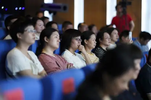 观众认真聆听演讲