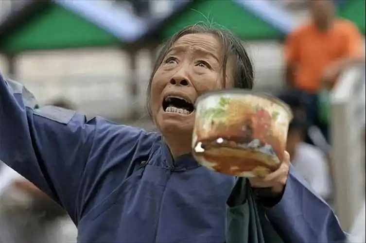 剧中张少华窝莸"丑娘"心胸宽广,性格坚韧,无私奉献,彰显出母爱的