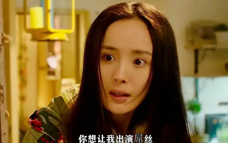 在拍摄《分手大师》时,杨幂被污蔑有脚臭,邓超在女装上越走越远