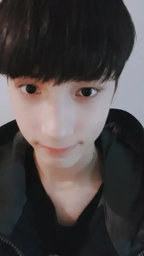 全能忙内#【230721】休宁凯更新wvs初中生休宁尼的第一张自拍92