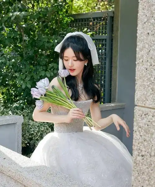 赵露思是一个非常可爱的女孩子,长相甜美,笑起来很好看,她的演技也是