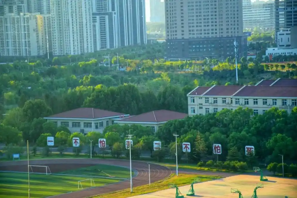 当军营遇到春天,到底有多美?