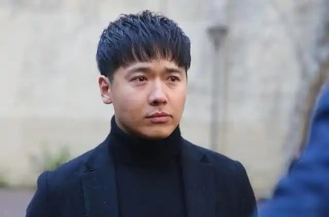 高云翔消失5月后罕晒照,晒黑一圈变憔悴,与前妻董璇状态差太多