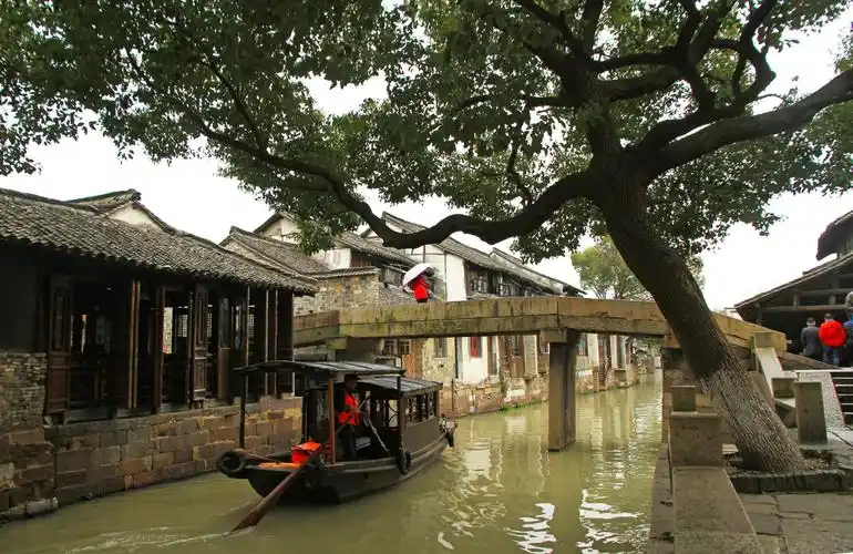 来到乌镇东栅景区,下着小雨,天阴沉沉的,东栅的小桥流水颜色