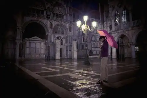 晚上路灯下女生唯美背影