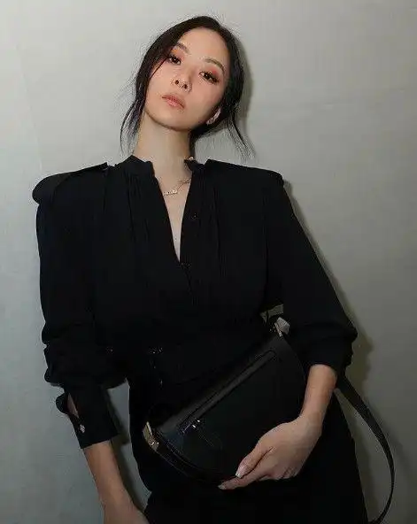 孙芸芸的穿衣打扮是很大胆的,在她的身上,几乎可以看到所有当下的流行