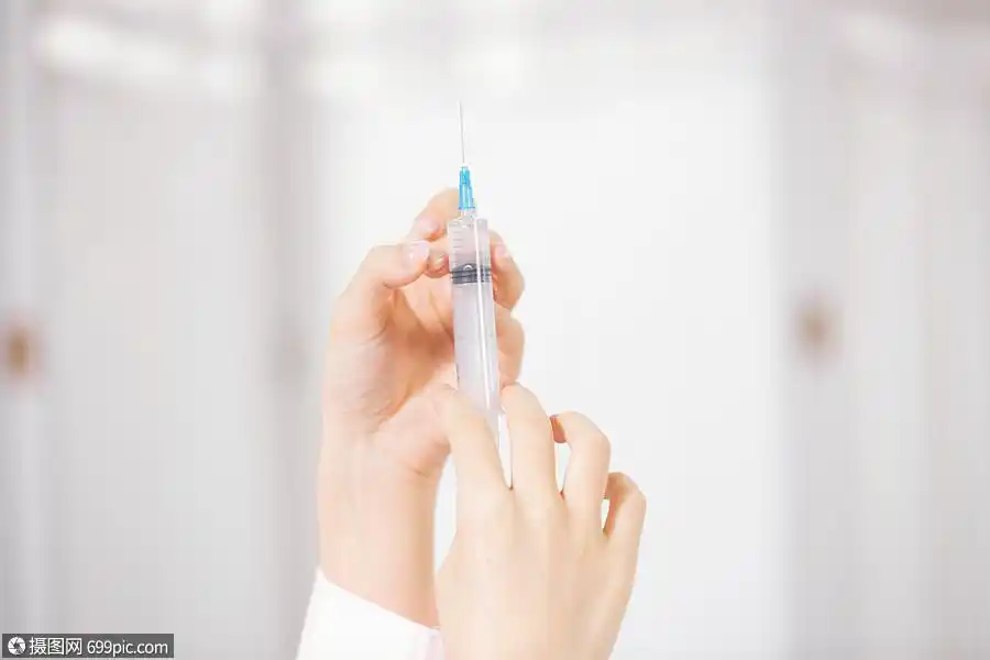 女性护士打针特写医疗专业