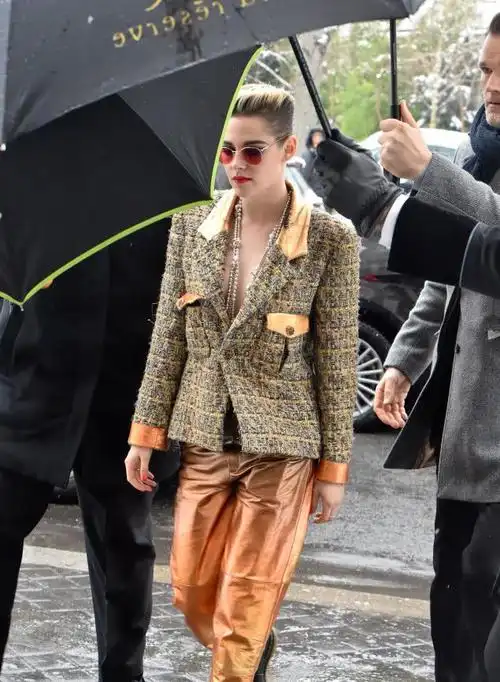 用"暴发户"打扮应付时装周的暮光女,网友:土到极致就是丑?_网易订阅