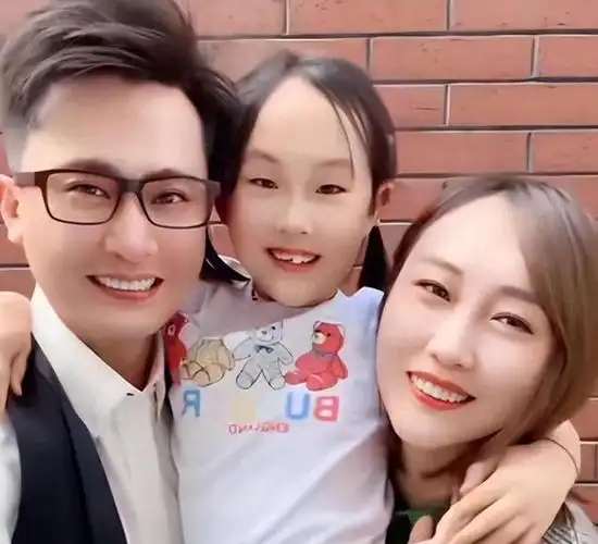 回顾主持人杨帆:娶平凡妻子李松奇,生两个女儿日子过