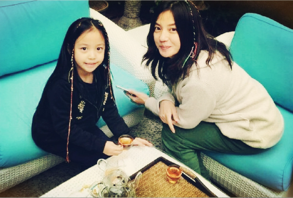 黄新:2010年4月11日出生,小名小四月中国内地女演员赵薇与富商黄有龙