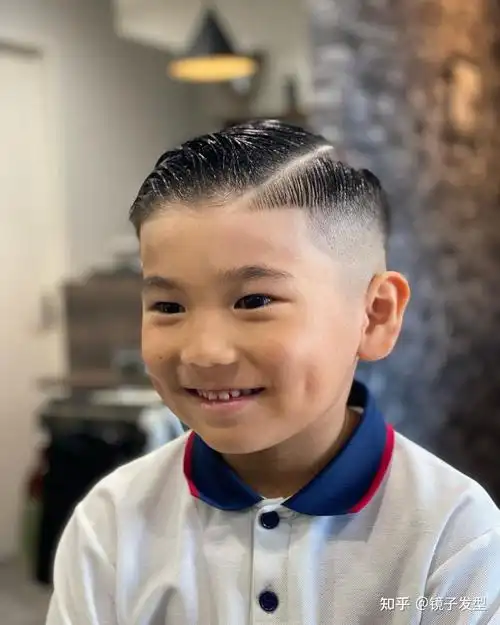 有时候还别说,小朋友剪一款成人发型,看着还真的很不赖,妥妥的小帅哥