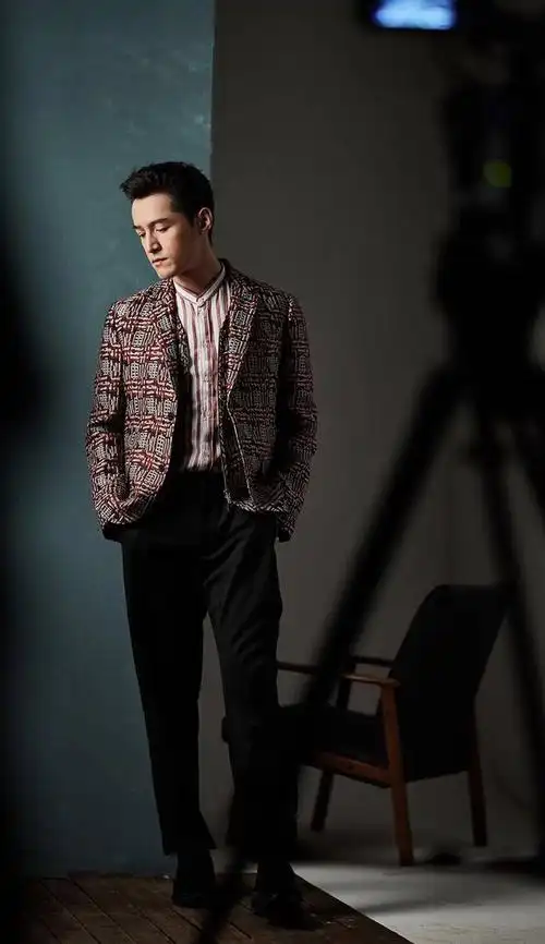 40岁的胡歌:"毁过容",却拥有"整容式"的穿搭,到老也不油腻