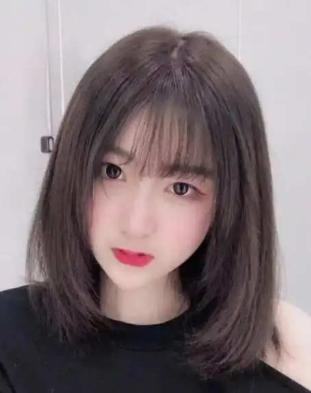 发尾修剪打理出一定的层次感,自然披散下来的锁骨发直发自然的将脸型