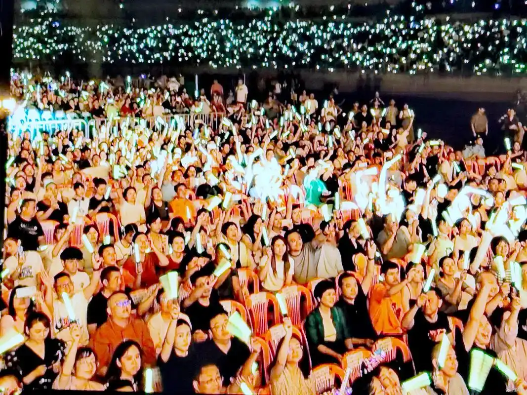 湖北宜昌:4万观众嗨起来,台湾唱将一场情歌演唱会激情飞扬