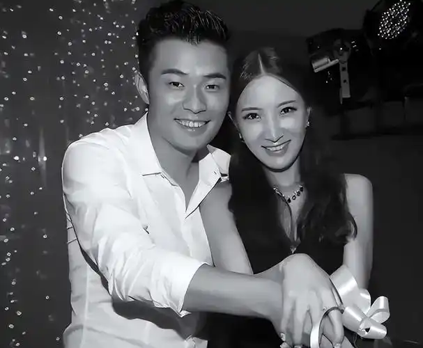 回顾陈赫二婚娶大1岁张子萱婚后连生二胎如今一家四口其乐融融