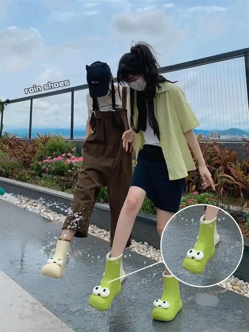 一般一年里面会有60-80雨天,备一双丑萌雨靴,通勤和上学再 - 抖音