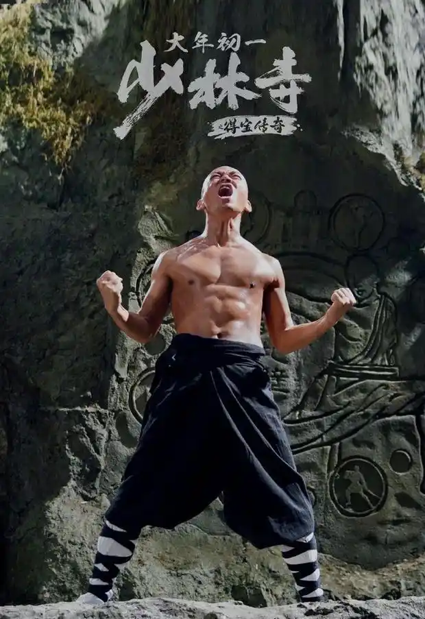 王宝强大方秀肌肉,古铜肤色配腹肌十分性感