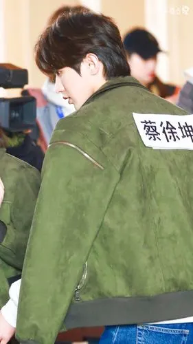 蔡徐坤猎装造型#跑男黄河篇录制路透,蔡徐坤最新猎装造型太帅啦