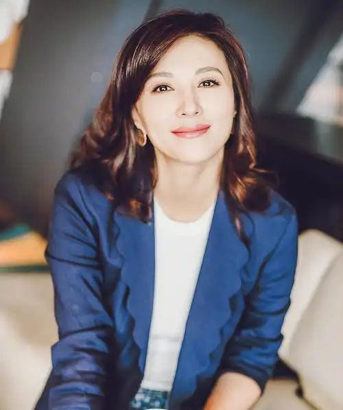 回顾主持人梦桐与富商结婚19年零绯闻今47岁风韵犹存