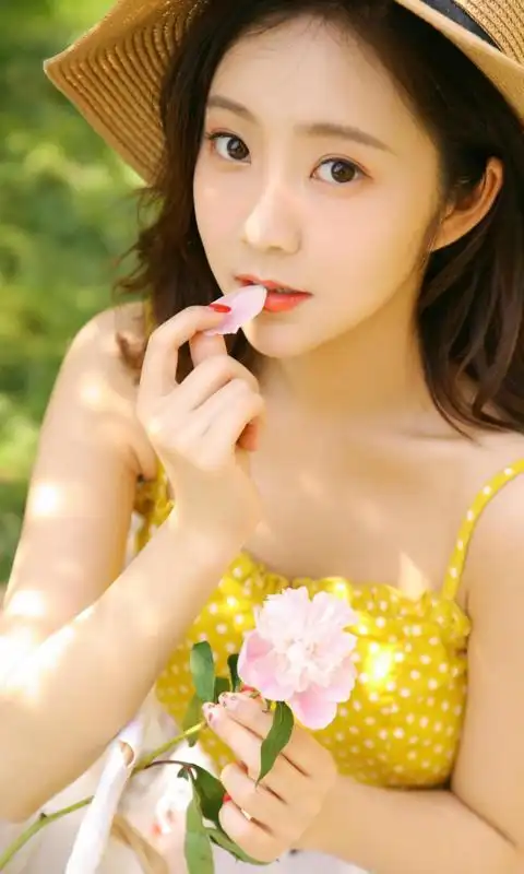 好看的偷吃花朵的清纯美女高清手机壁纸