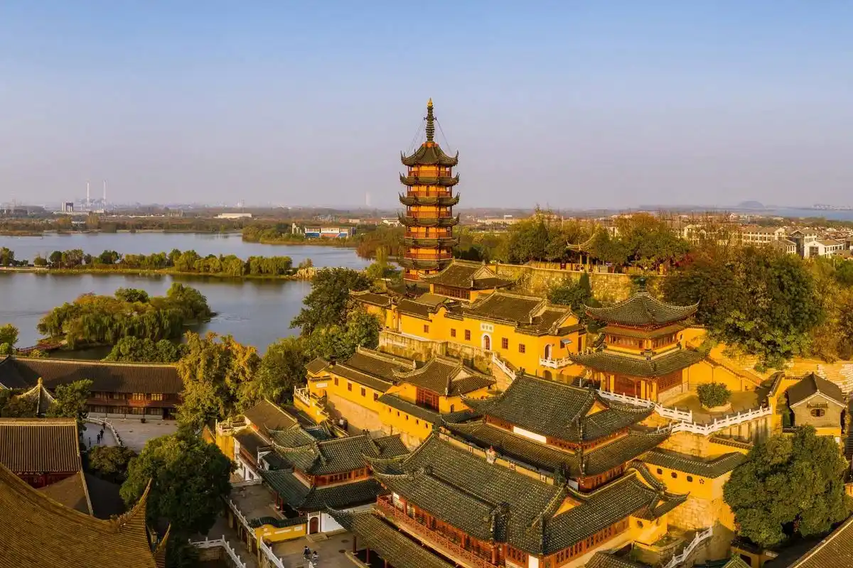 江苏镇江位于中国东部,是一个拥有悠久历史和独特文化的城市.