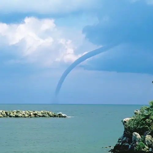 发生在海面或水面上,有时还会吸水的叫水龙卷;还有一种大风裹挟着大火