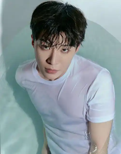 范丞丞浴室大片上演湿身诱惑,一身纯白t恤又纯又欲,魅惑十足_白色