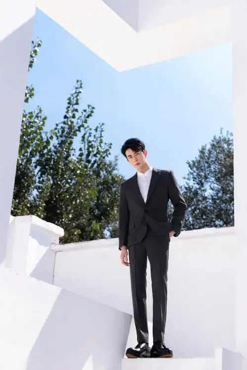 于朦胧超话极简主义灰色西装,简洁干练,时尚有力,一起跟随boss@于朦胧