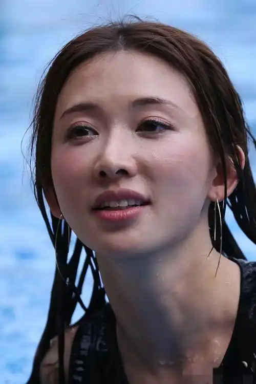 超棒,清凉一夏就靠你啦,水中的面容依然美丽,看来没有化妆还是素颜!