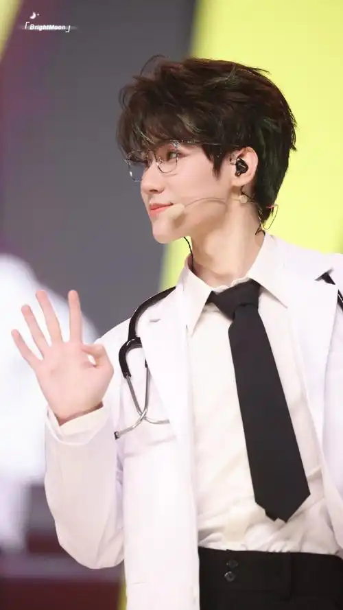 张真源奔跑吧##时代少年团今天换妆造了