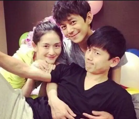 张杰谢娜带仨娃游迪士尼模范夫妻超恩爱十指紧扣如热恋情侣