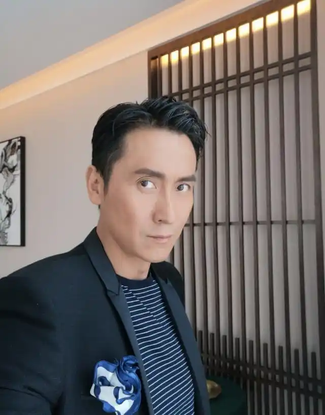 50岁马德钟近照曝光眉毛浓厚眼睛深邃认不出网友变化真大