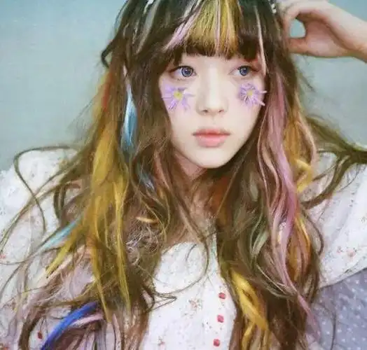 为灵感,鬼魅暗黑的半面妆,放到现在不正是美妆博主们的最佳仿妆素材吗