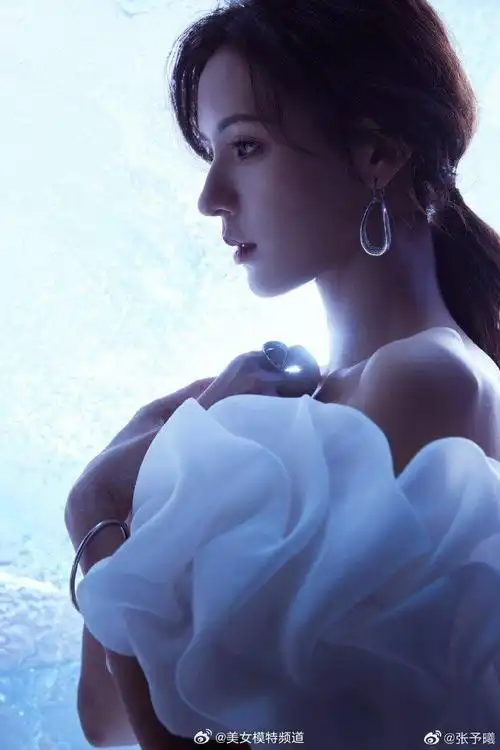 张予曦电影节造型写真释出 穿露肩抹胸裙衬精致侧颜