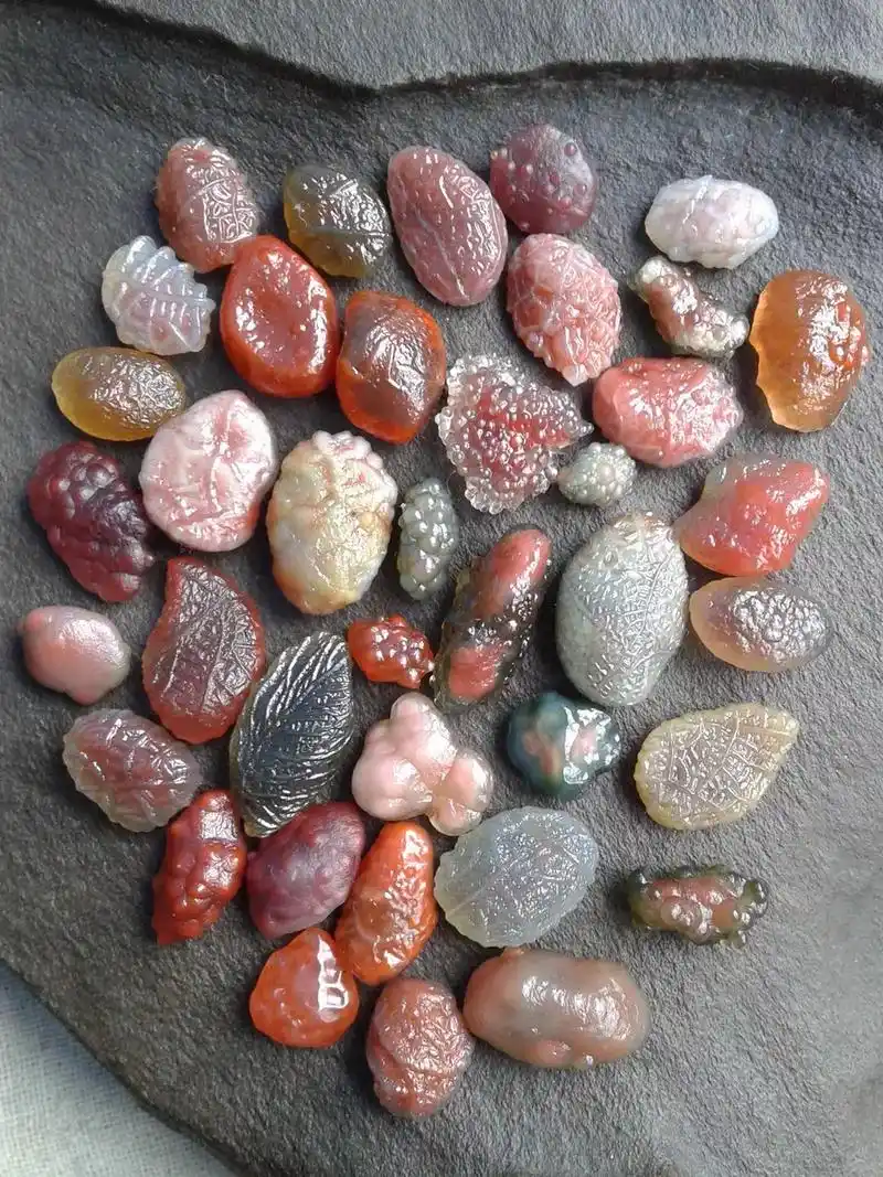 新疆巴楚黑山原石玛瑙.