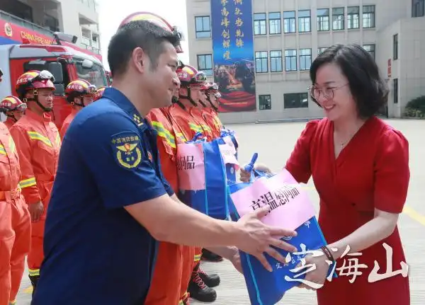 侯富光孙丹燕看望慰问高温下的一线工作者